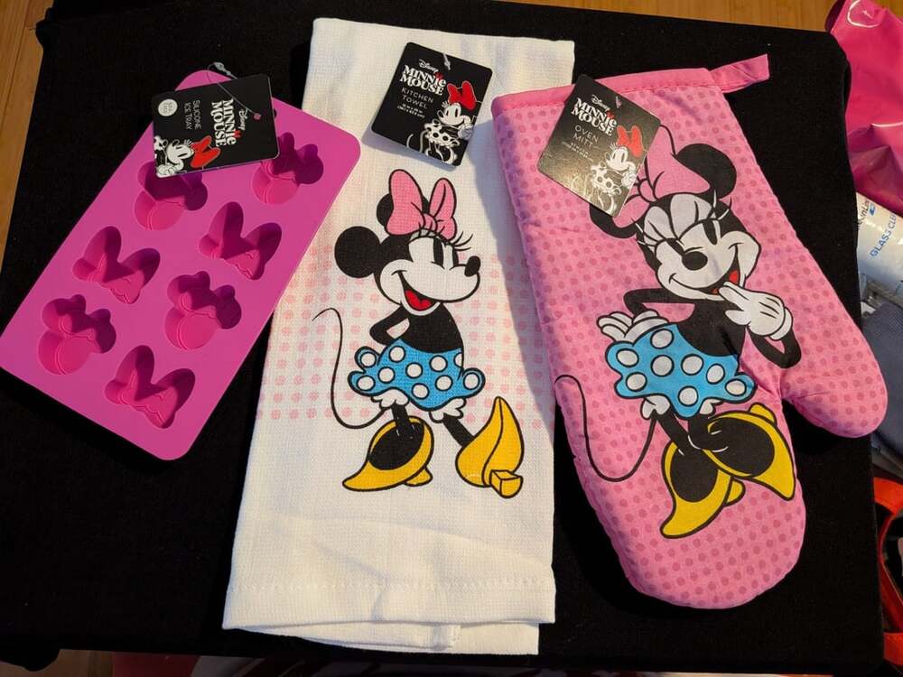 Disney Minnie Mouse 3-Piece Kitchen Set Oven Mitt Kitchen Towel and Ice Tray